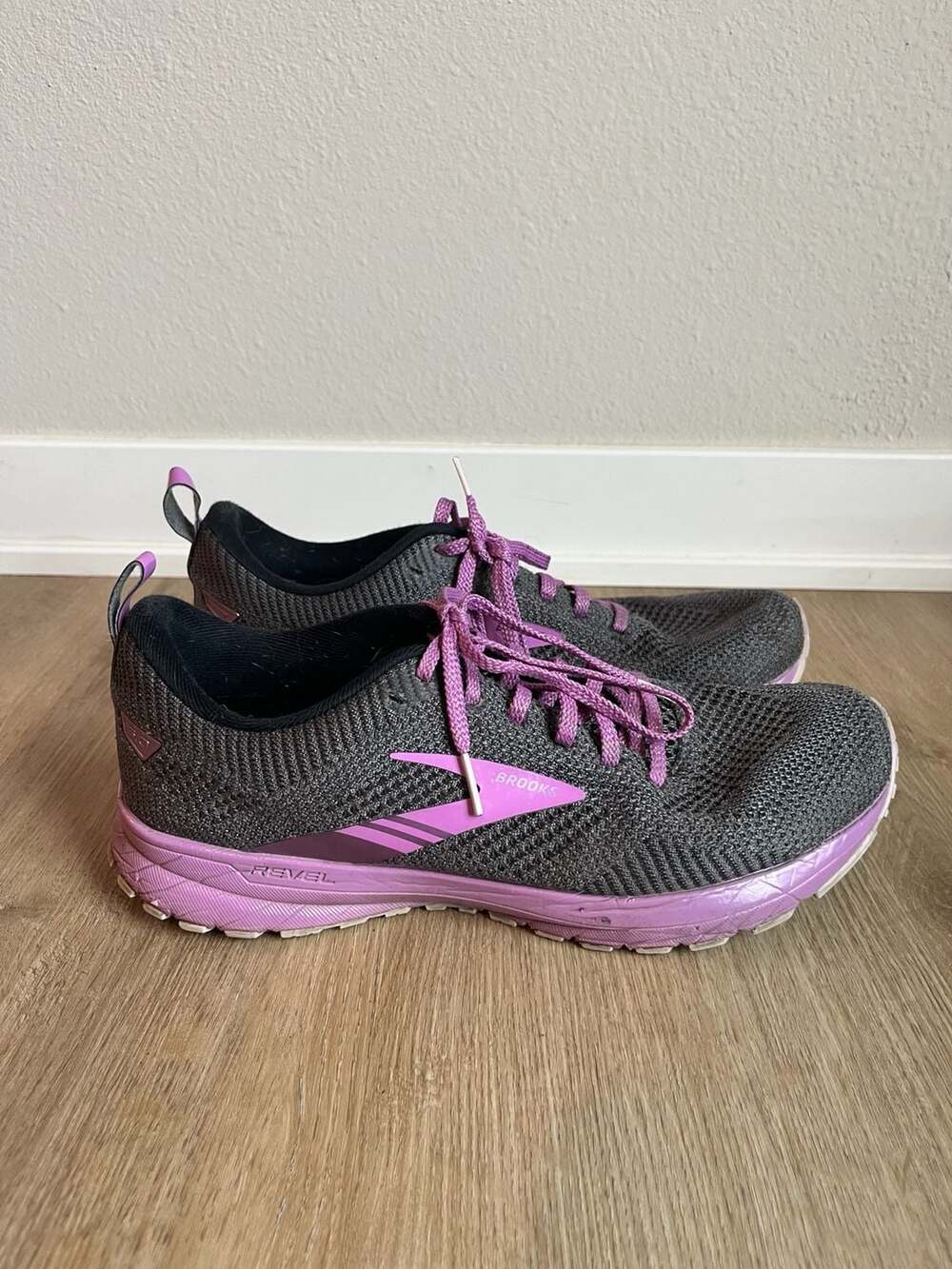 Brooks Revel 5, Woman’s Running/Walking Shoes, Charcoal Grey/Sparkly Purple, 10